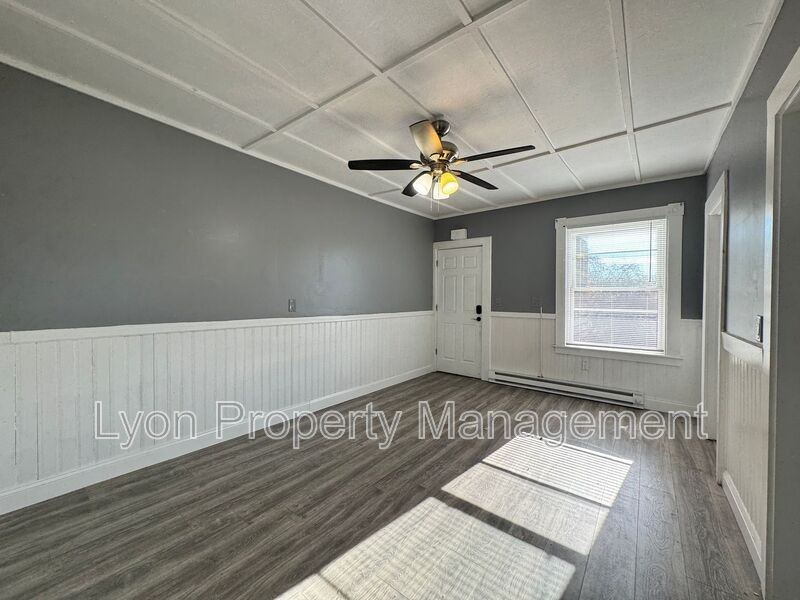 106 Winsor St - Photo 5 of 9