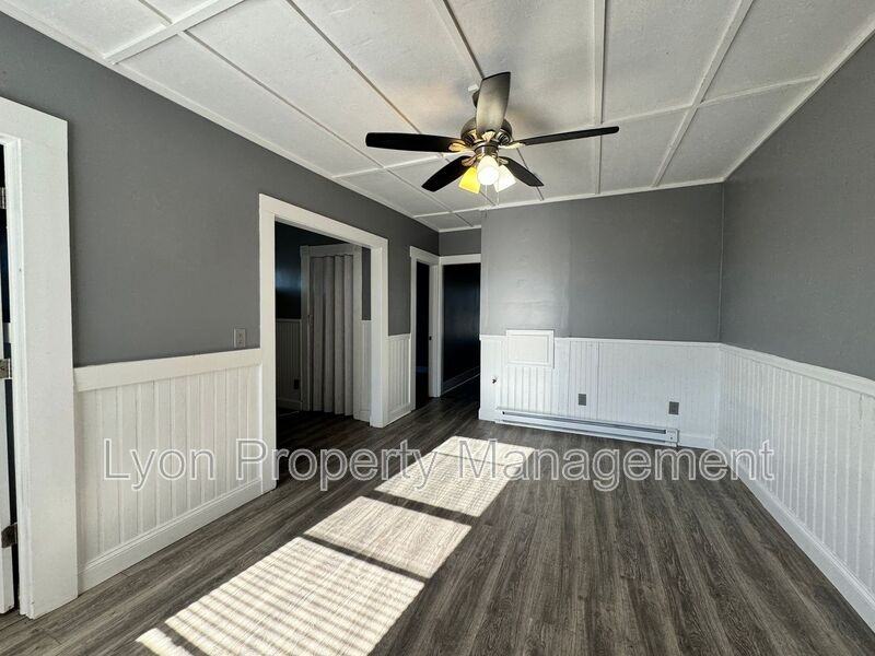 106 Winsor St - Photo 6 of 9