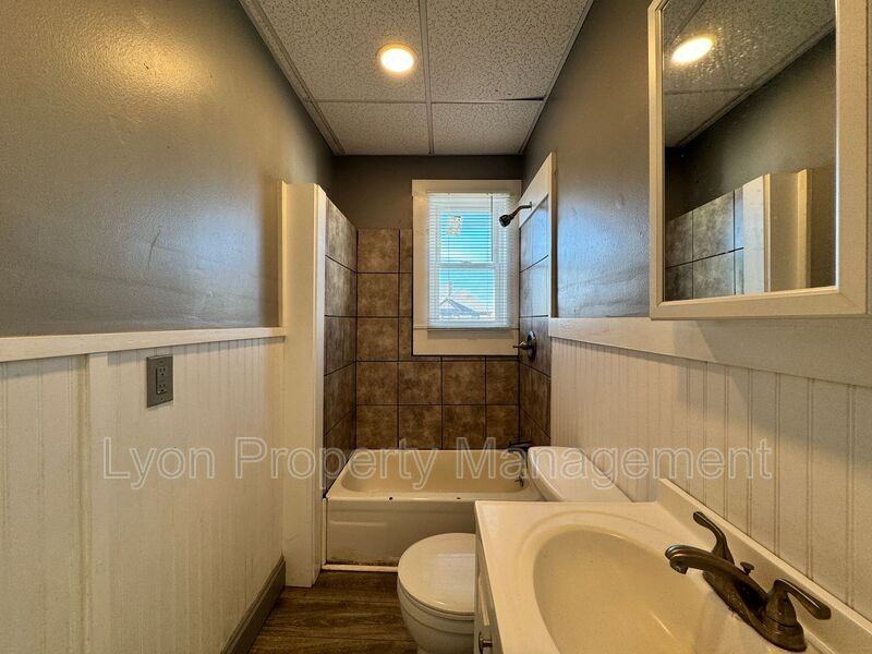 106 Winsor St - Photo 7 of 9