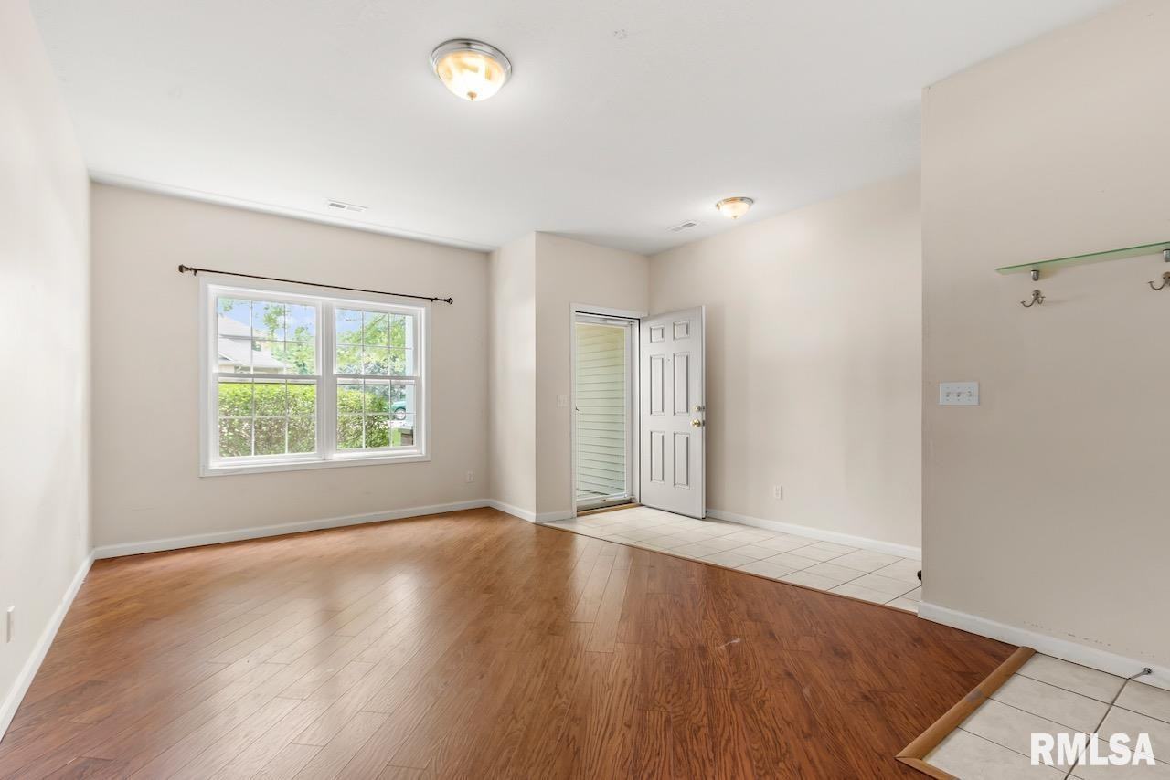 11217 N Oakwood Dr - Photo 2 of 10