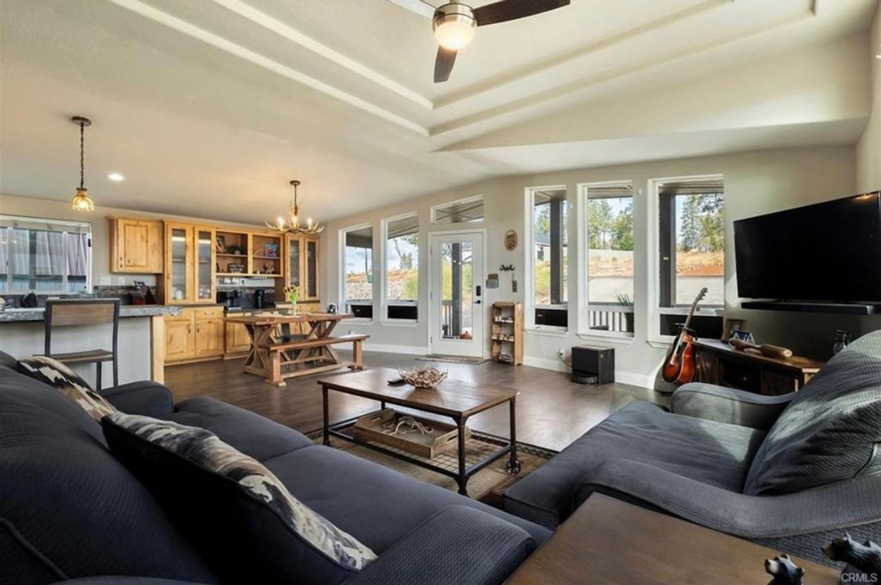 918 Deer Creek Ln - Photo 3 of 17