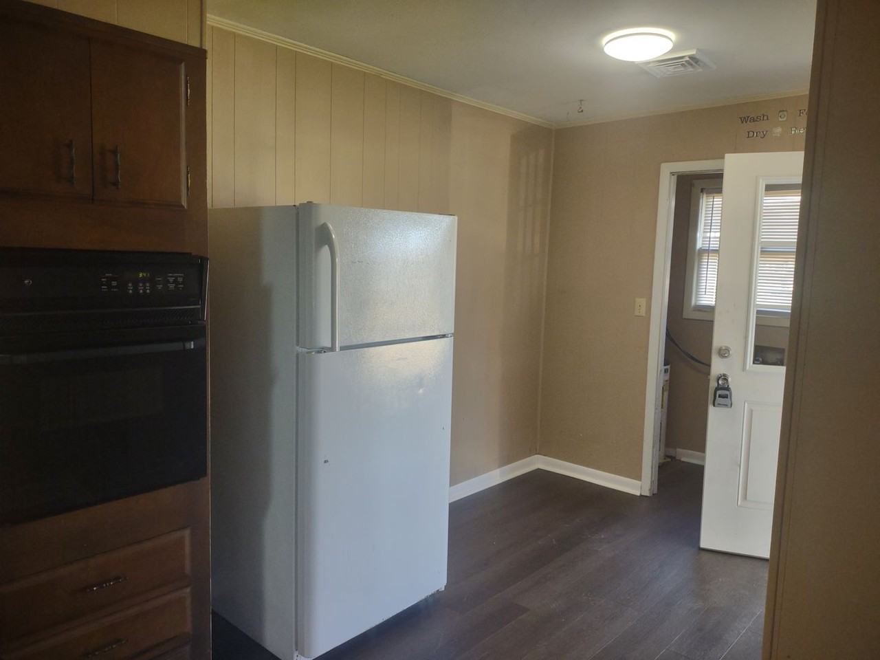 411 Mary Dr - Photo 3 of 9
