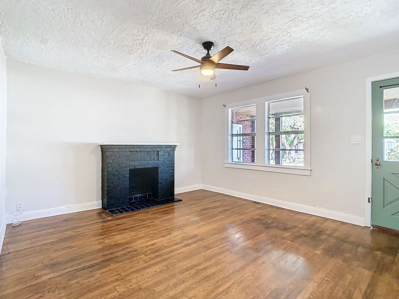 401 E Lambright St - Photo 6 of 39