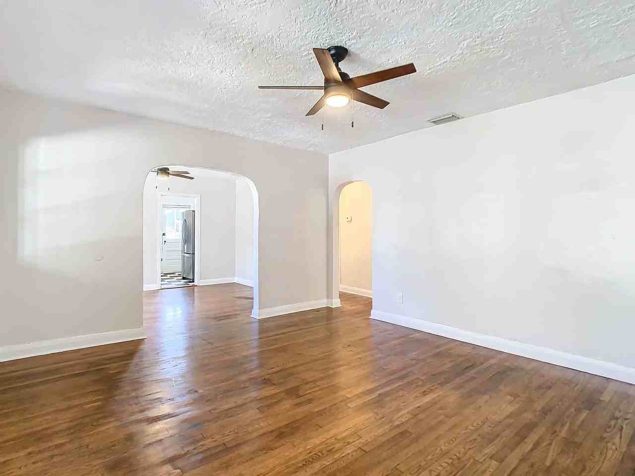 401 E Lambright St - Photo 7 of 39