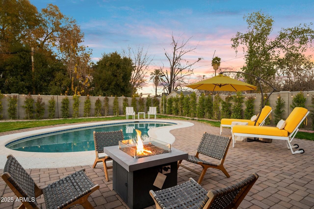 1716 W Berridge Ln - Photo 2 of 31