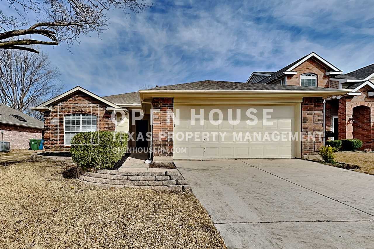 700 Teakwood Dr - Photo 2 of 21