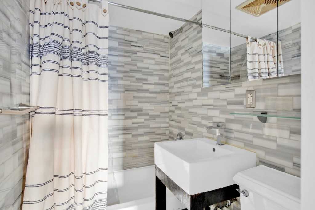 W 14th St #2B - Photo 7 of 7