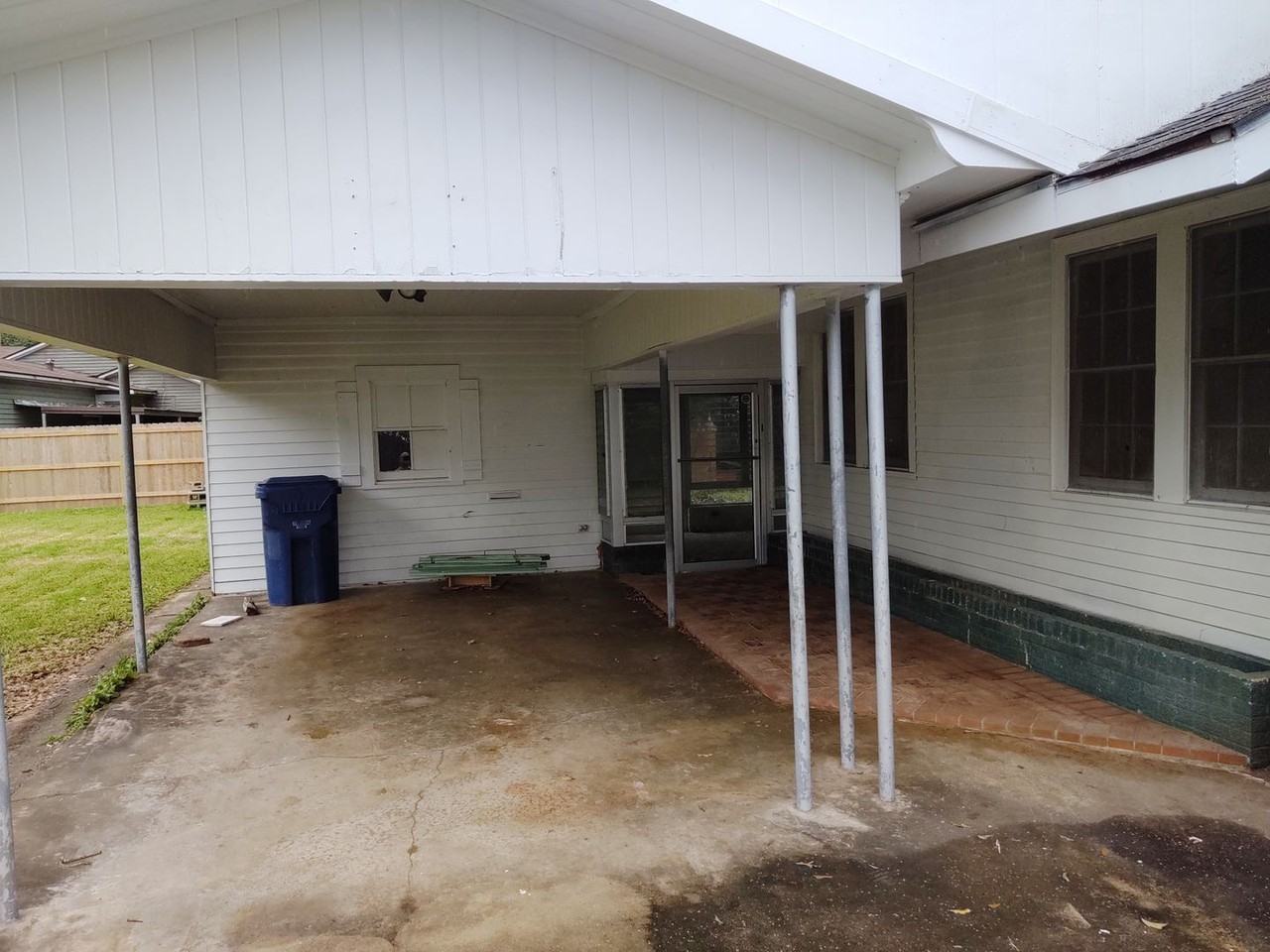 303 S Guegnon St - Photo 2 of 13