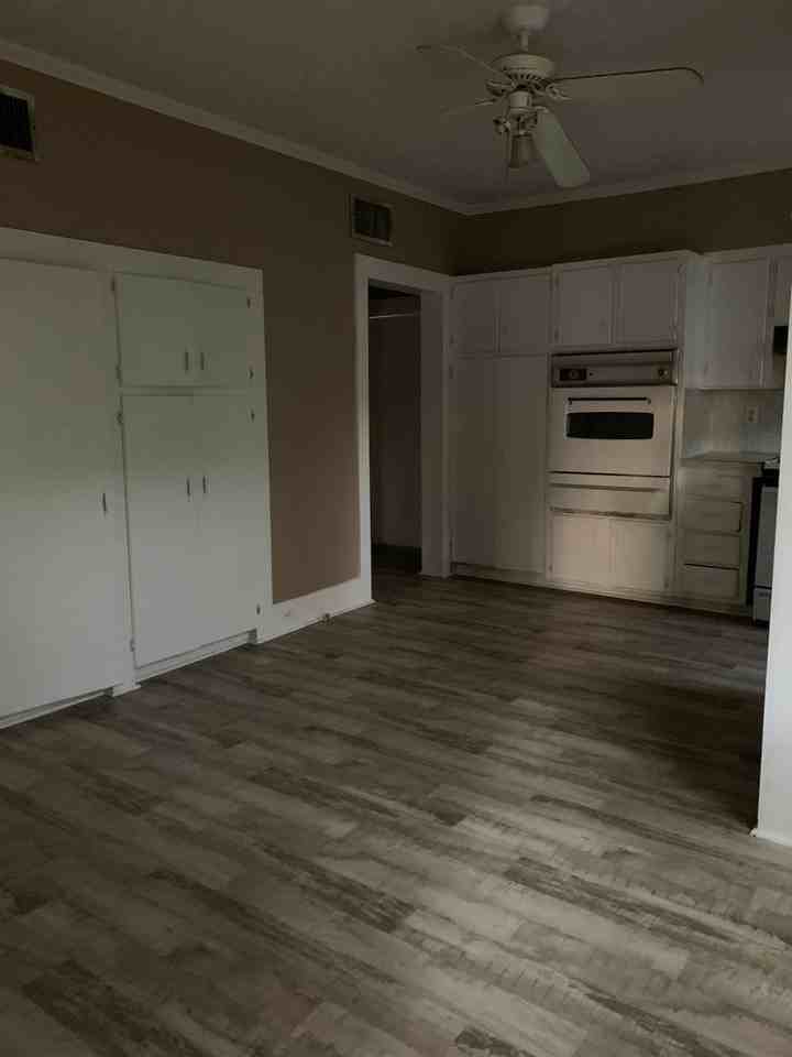 303 S Guegnon St - Photo 5 of 13