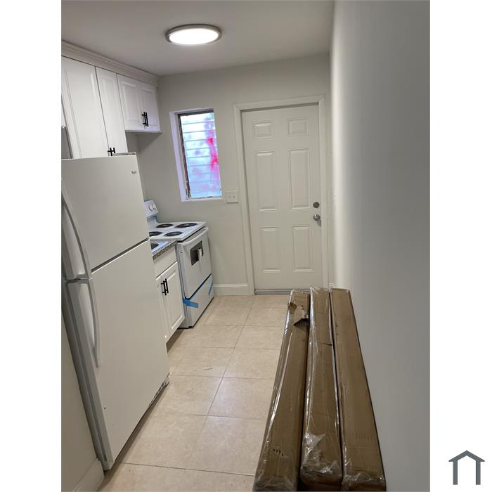 531 21st St #B - Photo 2 of 6