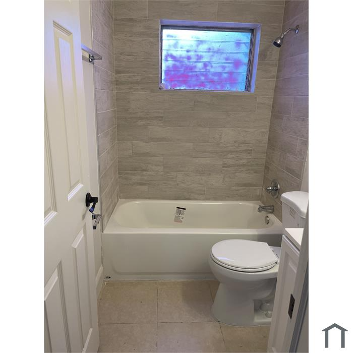 531 21st St #B - Photo 3 of 6