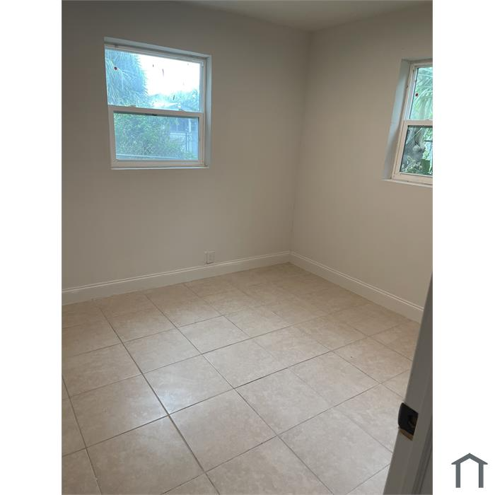 531 21st St #B - Photo 4 of 6