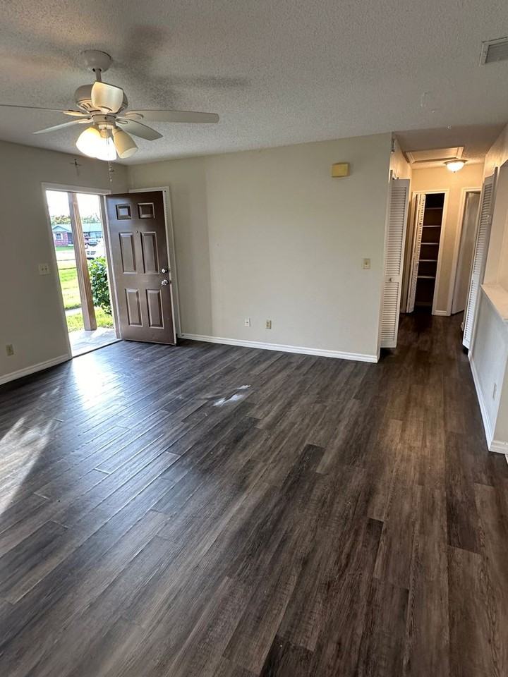 111 Louisiana Ave - Photo 2 of 12
