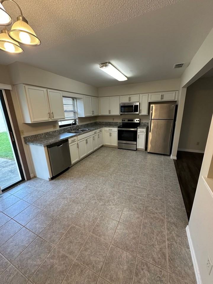 111 Louisiana Ave - Photo 4 of 12