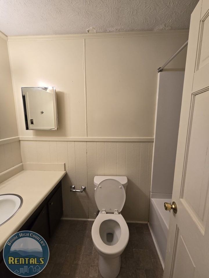 Sleeps 4 - Photo 7 of 12