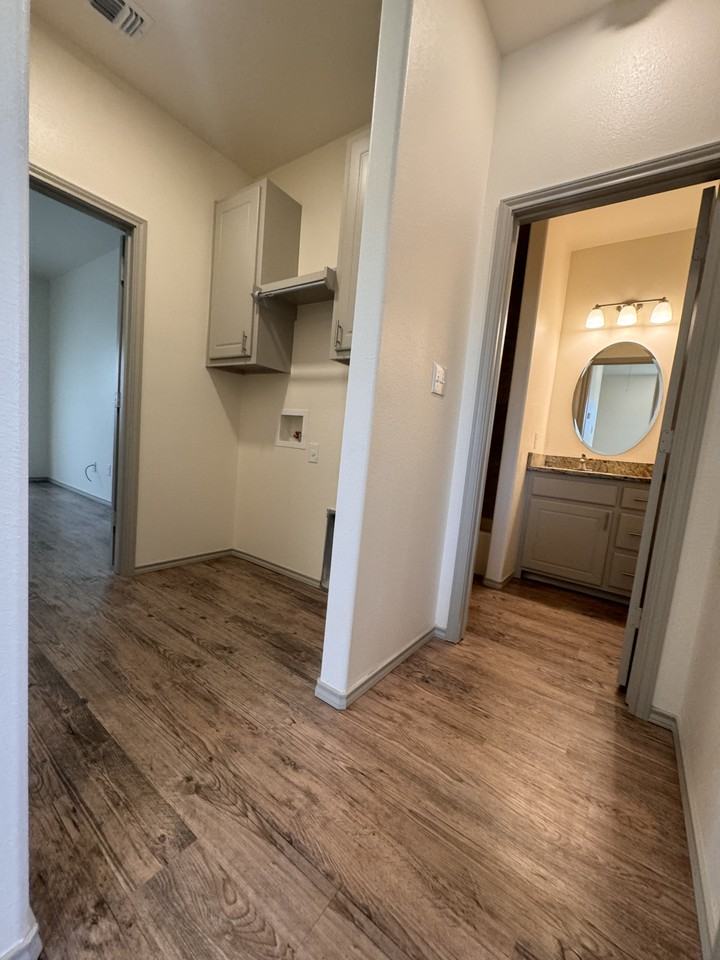 1516 E 27th St #B - Photo 5 of 8