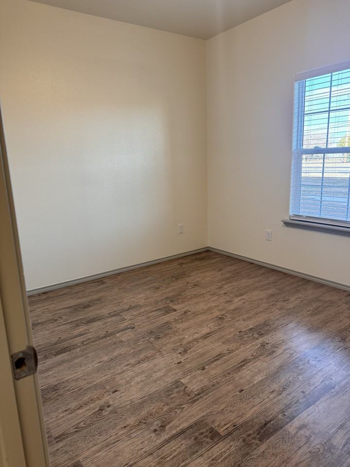 1516 E 27th St #B - Photo 7 of 8