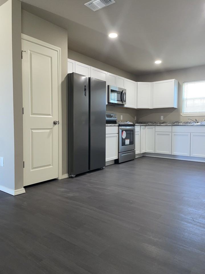 1903 East 15th Street #B - Photo 3 of 11