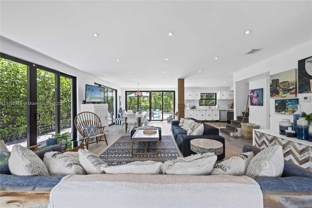 1210 Ne 89th St #0 - Photo 5 of 30