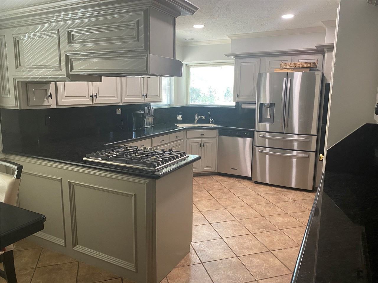 7710 Creek Glen Dr - Photo 6 of 31