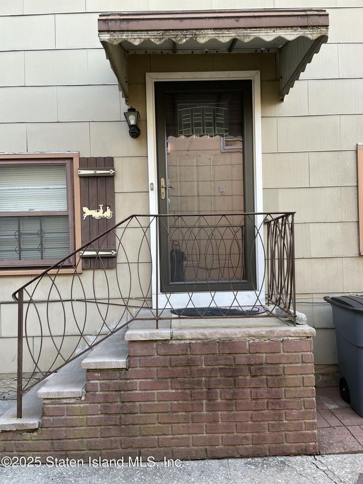 492 Ashworth Ave - Photo 2 of 17