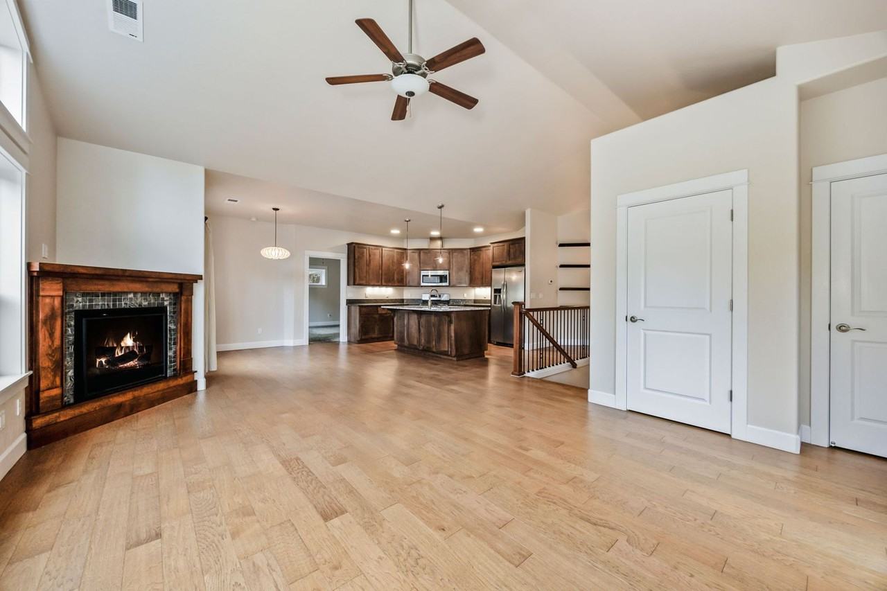 215 Oak Knl - Photo 3 of 46