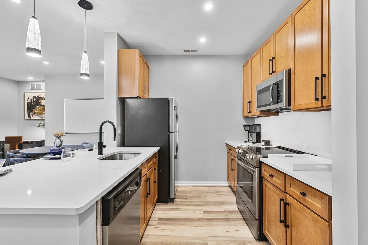 Renaissance Plaza Square - Photo 4 of 49