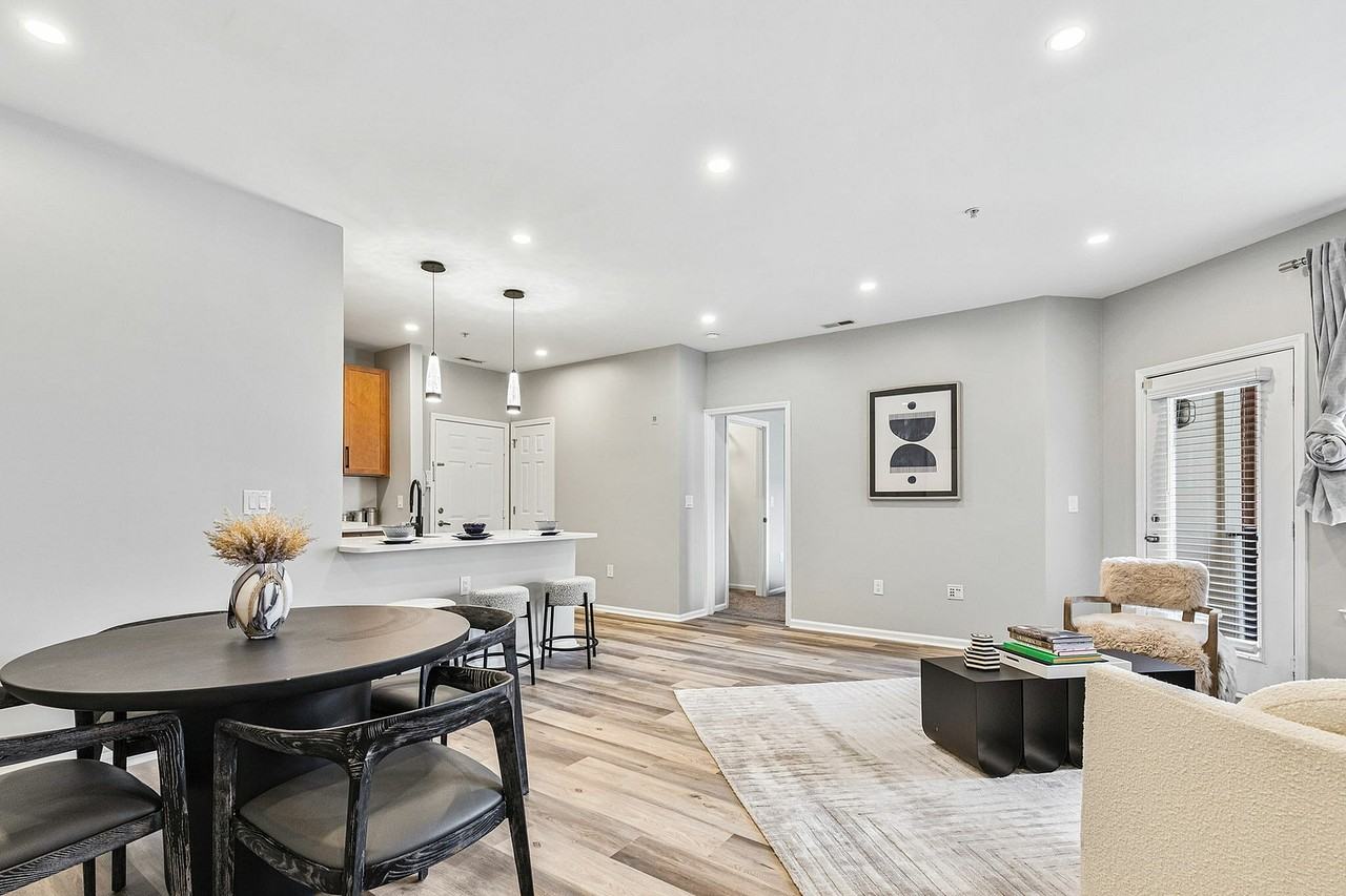 Renaissance Plaza Square - Photo 6 of 49