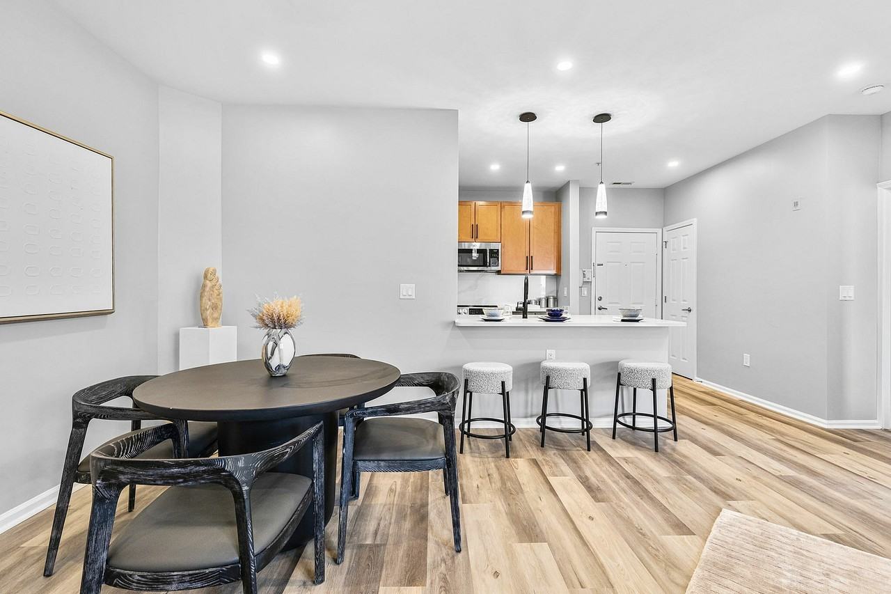 Renaissance Plaza Square - Photo 7 of 49