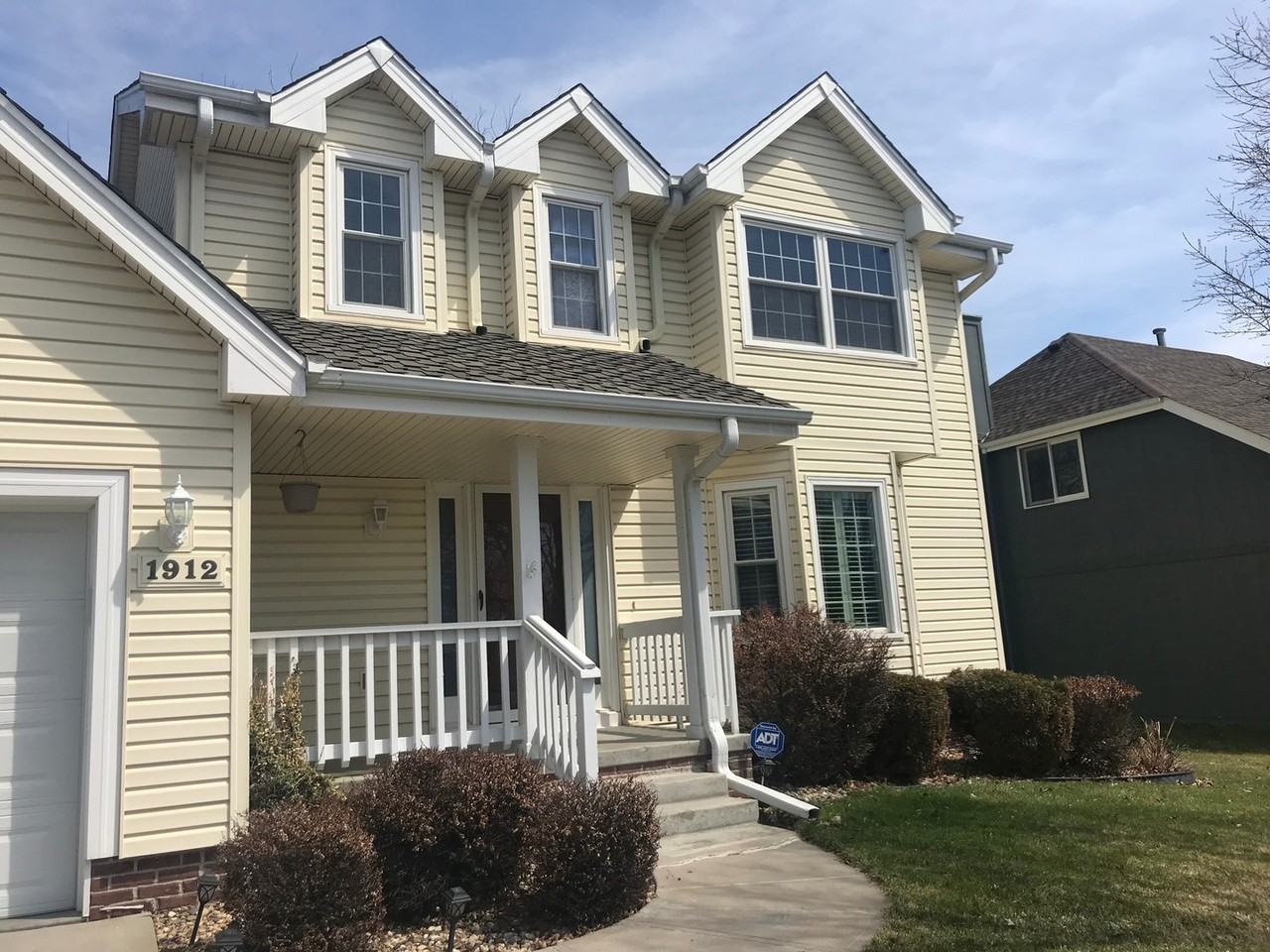 1912 Liberty Ln - Photo 2 of 7