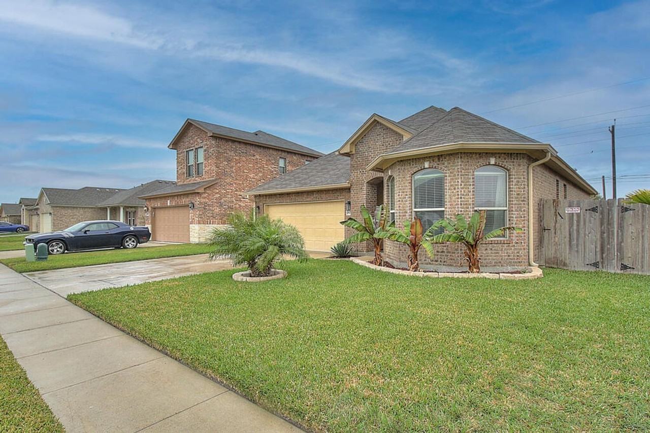 8034 Barlovento St - Photo 3 of 44