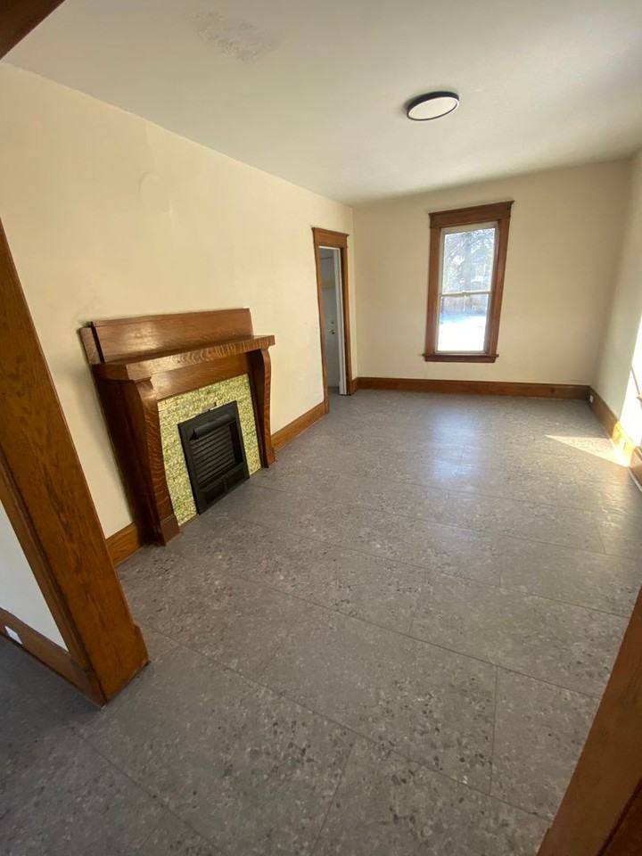 747 E 6th St - Photo 3 of 10