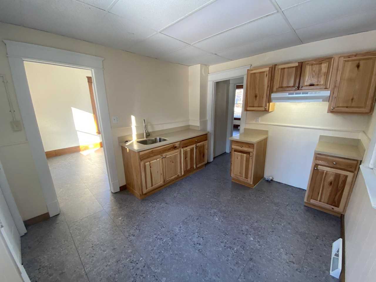 747 E 6th St - Photo 4 of 10