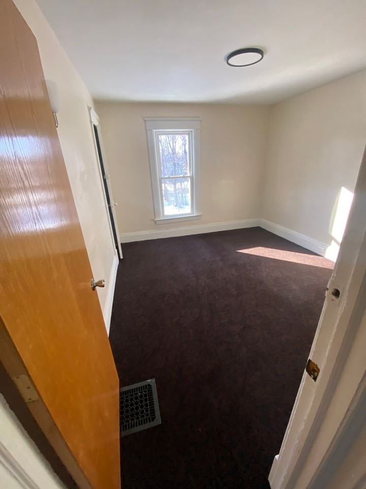 747 E 6th St - Photo 6 of 10