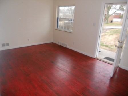 528 Trenton Ave - Photo 5 of 9
