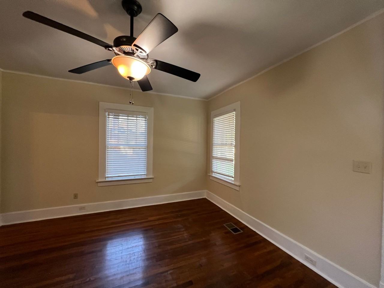 1928 Yancey Ave - Photo 3 of 18