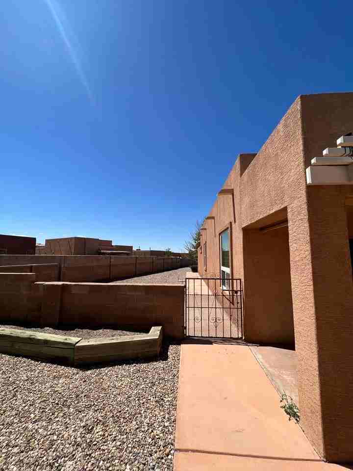 1020 Via Chamisa Ne - Photo 3 of 25