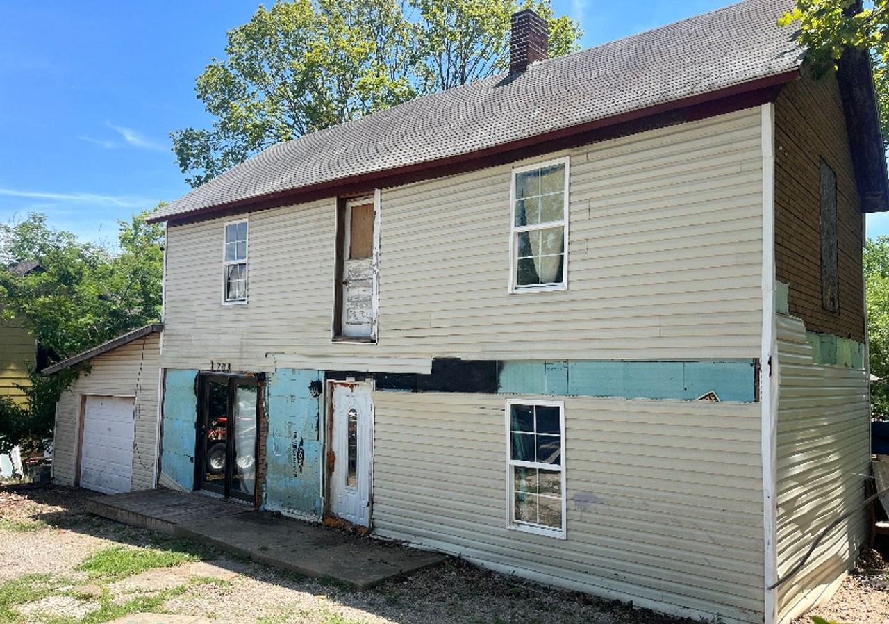 208 E 9th St - Photo 2 of 15