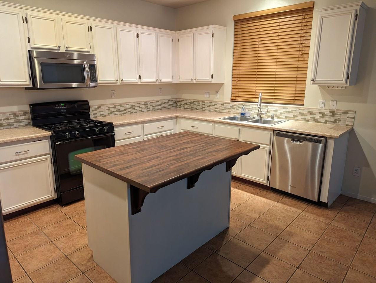 998 Skyview Ave - Photo 2 of 22