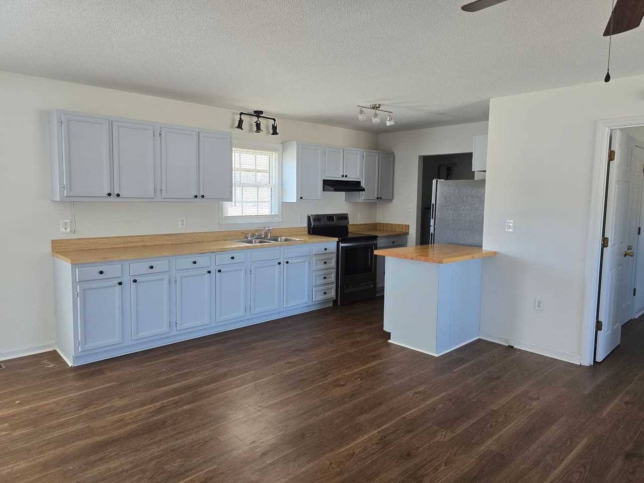 139 Hilltop Rd - Photo 3 of 10