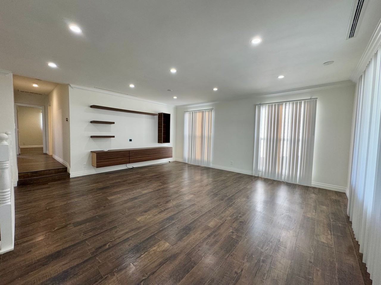 10319 Marcus Ave - Photo 2 of 17