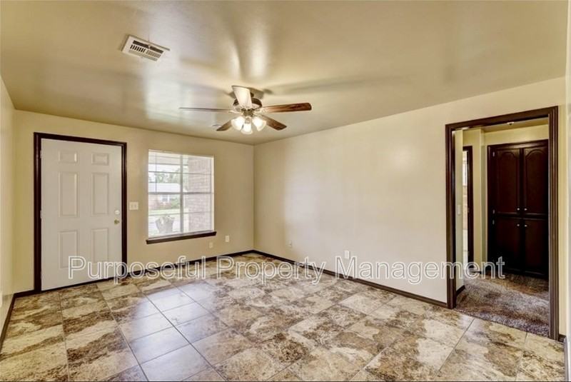 5121 S Briarwood Dr - Photo 2 of 10