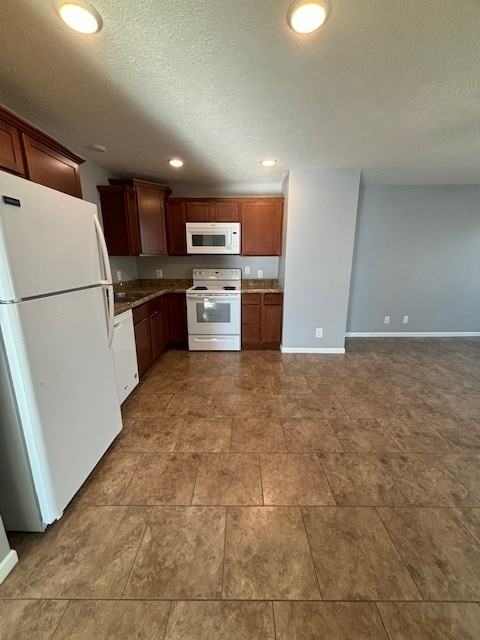 907 North Riverside Drive - Photo 3 of 17