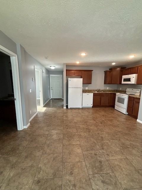 907 North Riverside Drive - Photo 4 of 17