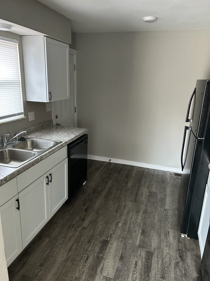 2419 North Bolton Avenue - Photo 3 of 8