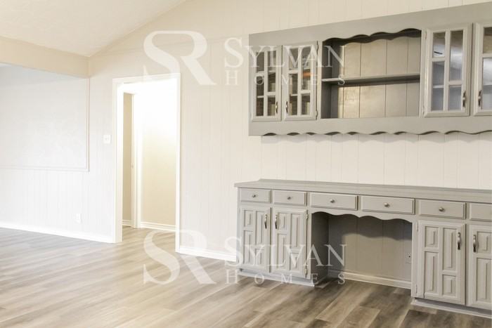 1332 Glenhill Ln - Photo 3 of 15