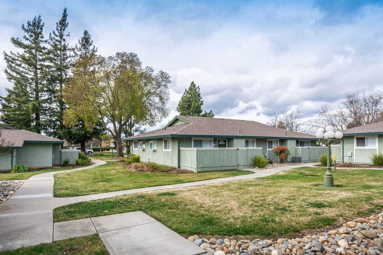 Cottages on 5th - Photo 3 of 34