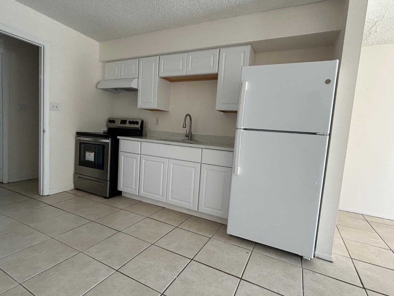 1205 W Highland St - Photo 4 of 6