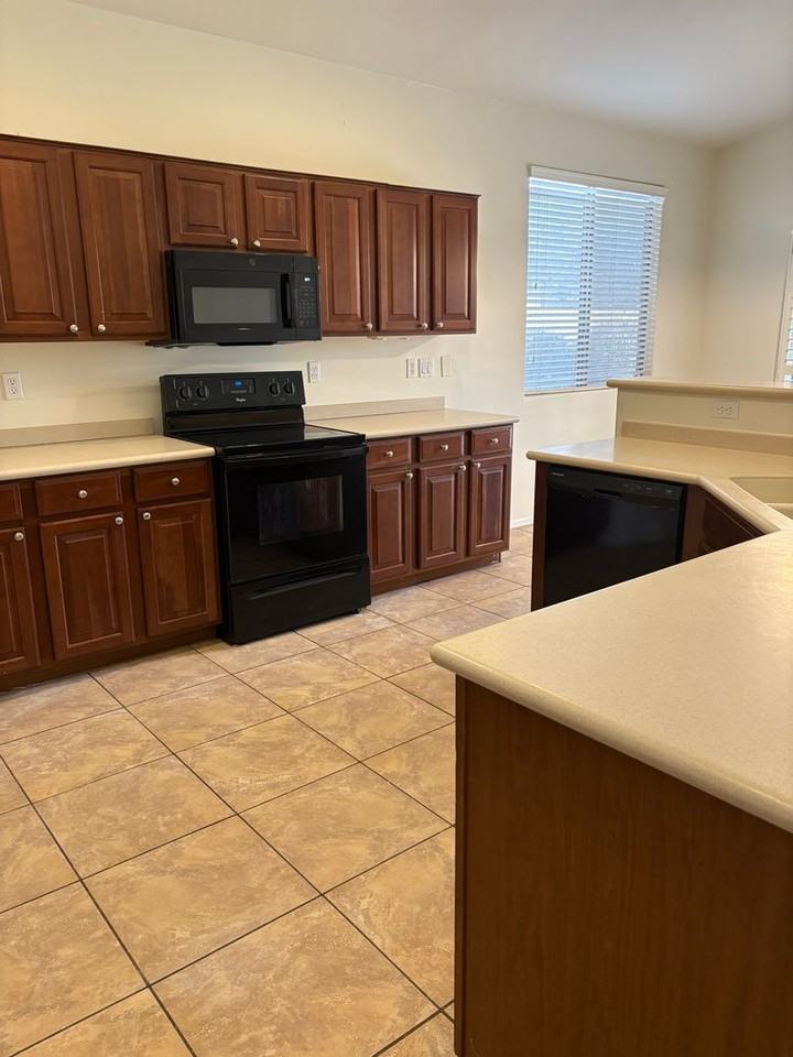 4445 E Cherry Hills Dr - Photo 3 of 33