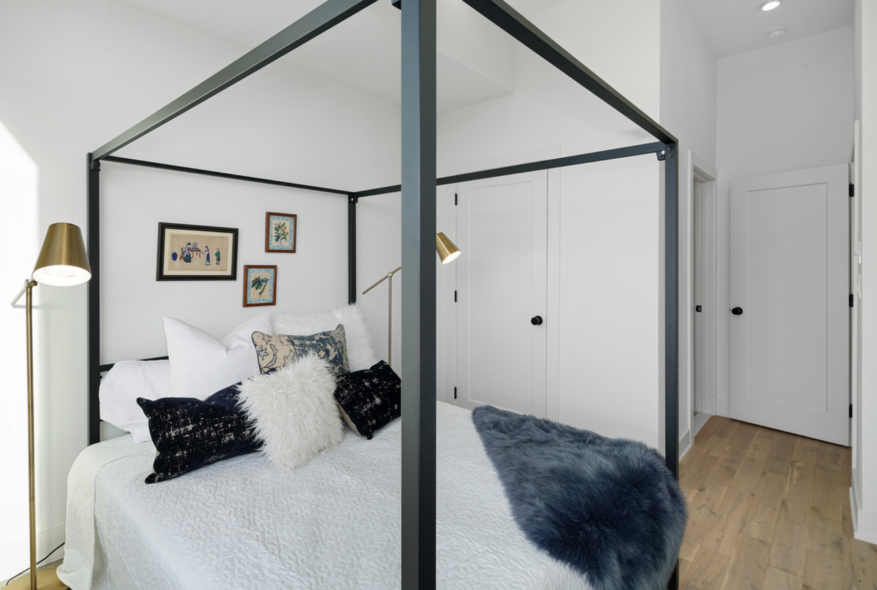Stunning Apartment on Snyder Ave - Photo 4 of 21